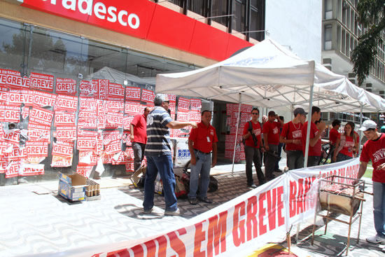 07102011-Manifestao_Bradescao_-FotosGuina_18