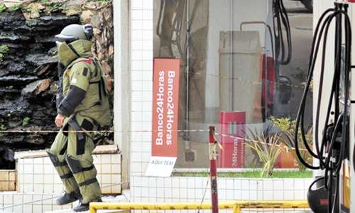 Homem do Esquadrão Antibomba do Bope retira artefato explosivo deixado por bandidos que assaltaram caixa eletrônico em posto de combustíveis de Santo Antônio do Descoberto (Ed Alves/CB/D.A Press)