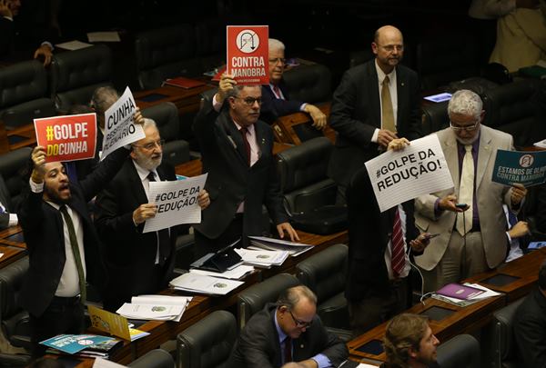 Votação foi apelidada de "pedalada regimental" por deputados da base do governo e por adversários do presidente da Casa